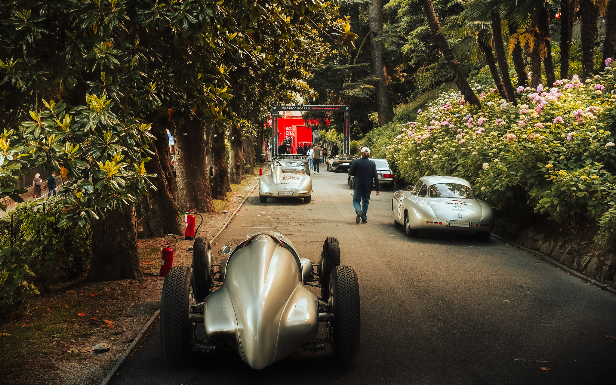 Silver Mercedes racers along the villa drive at FuoriConcorso 2026
